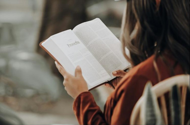 Hermana leyendo la Biblia