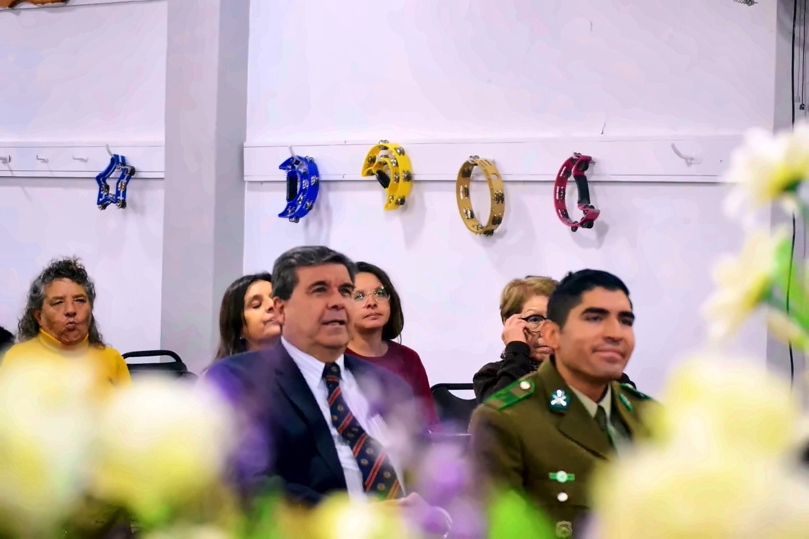 Hermanos y autoridades en el culto