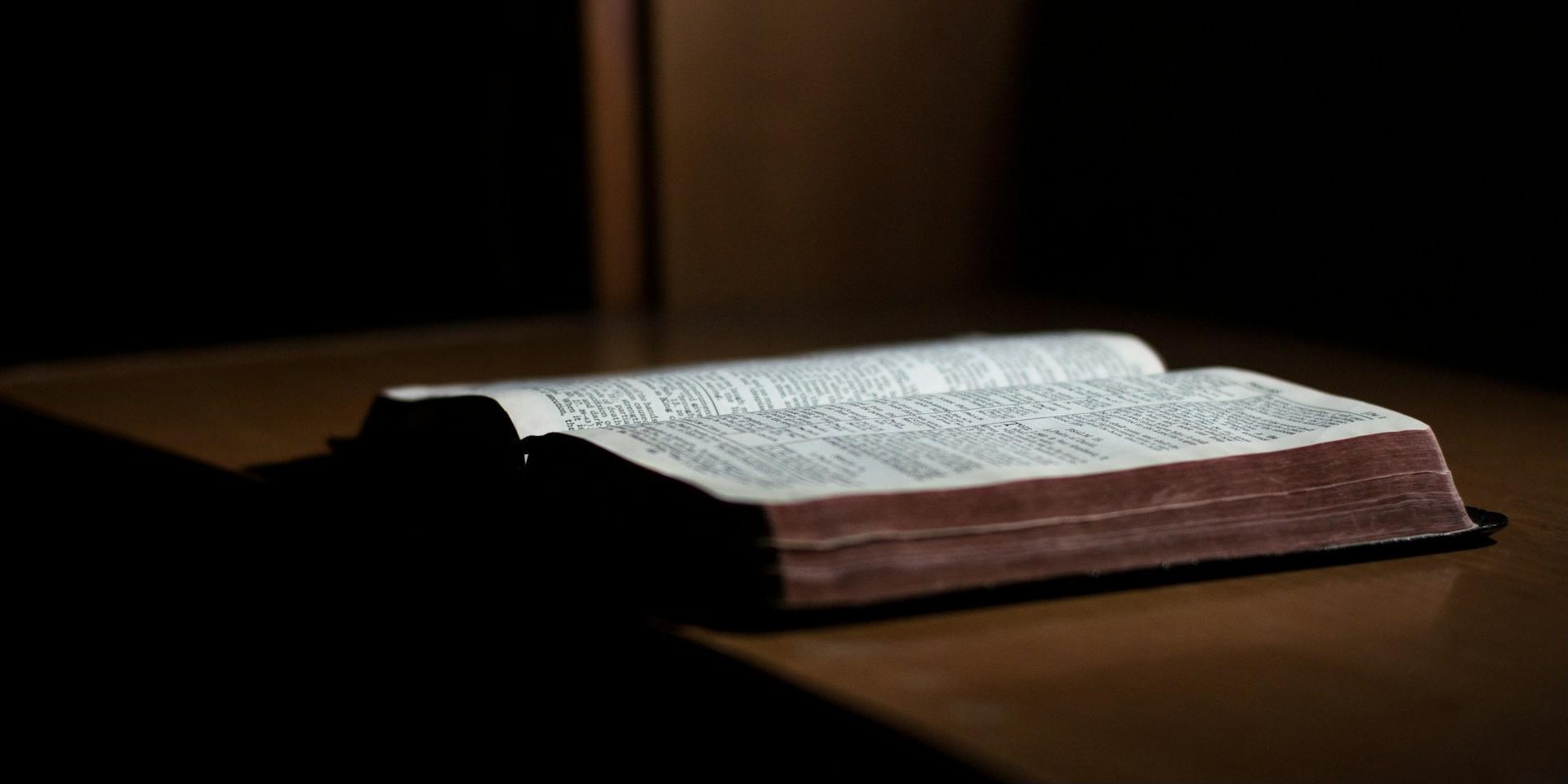 Biblia abierta sobre una mesa