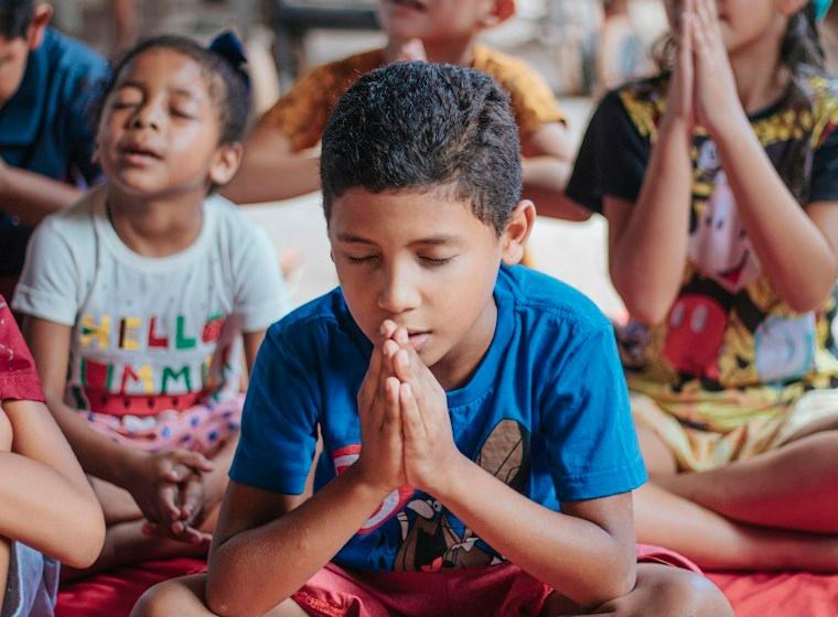 Niños orando