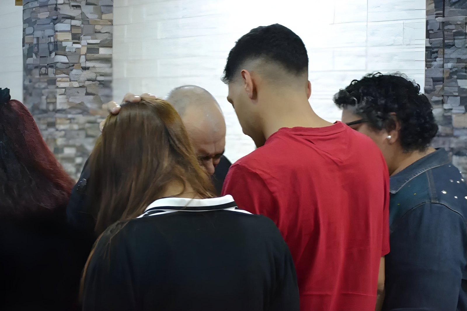 Hermanos orando juntos